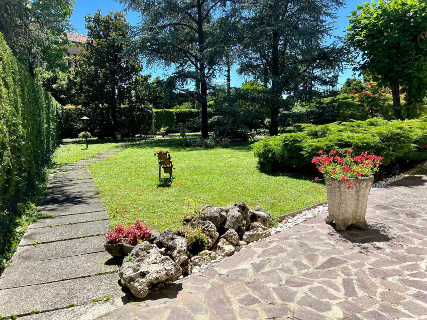 porzione di casale con giardino